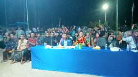 Lurah Teluk Dawan Wahyu Setiawan Bersama Ketua RW/RT saat Menghadiri Pembukaan Lomba Karaoke, Minggu (20/08/2023). Foto : bj