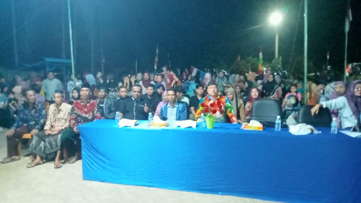 Lurah Teluk Dawan Wahyu Setiawan Bersama Ketua RW/RT saat Menghadiri Pembukaan Lomba Karaoke, Minggu (20/08/2023). Foto : bj