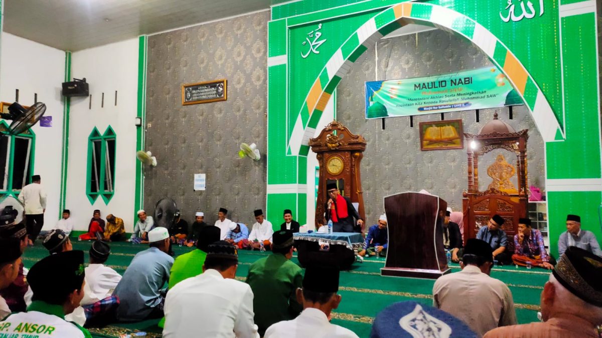 Ustadz M. Syukron Maksum saat Memberikan Tausiyahnya Dihadapan Masyarakat Kelurahan Teluk Dawan, Kamis (28/9/2023). Foto: bj