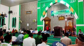 Ustadz M. Syukron Maksum saat Memberikan Tausiyahnya Dihadapan Masyarakat Kelurahan Teluk Dawan, Kamis (28/9/2023). Foto: bj