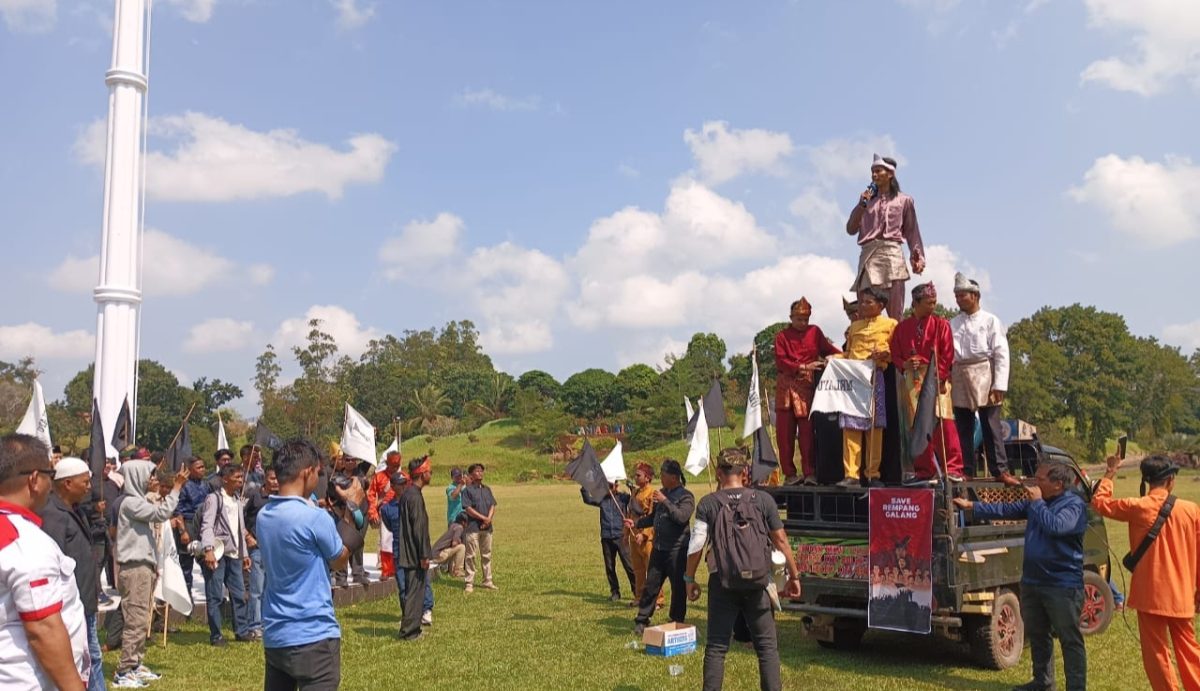 Samsul Muin Tokoh Pemuda Bugis saat Berorasi Aksi Solidaritas Tolak Relokasi Kampung Tuo Rempang Galang di Halaman Kantor Bupati Tanjab Timur, Jum'at (15/9/2023). Foto : bj