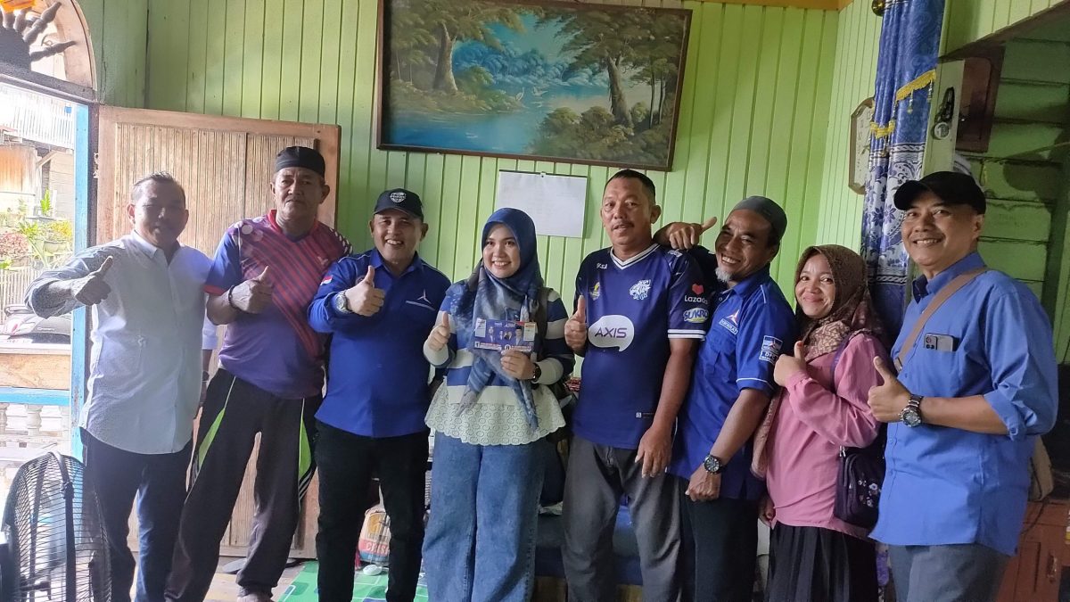 Caleg Partai Demokrat Dapil VI Wenno Dwi Putri saat Foto Bersama Tokoh Masyarakat Tanjab Timur, Sabtu (9/9/23). Foto : bj