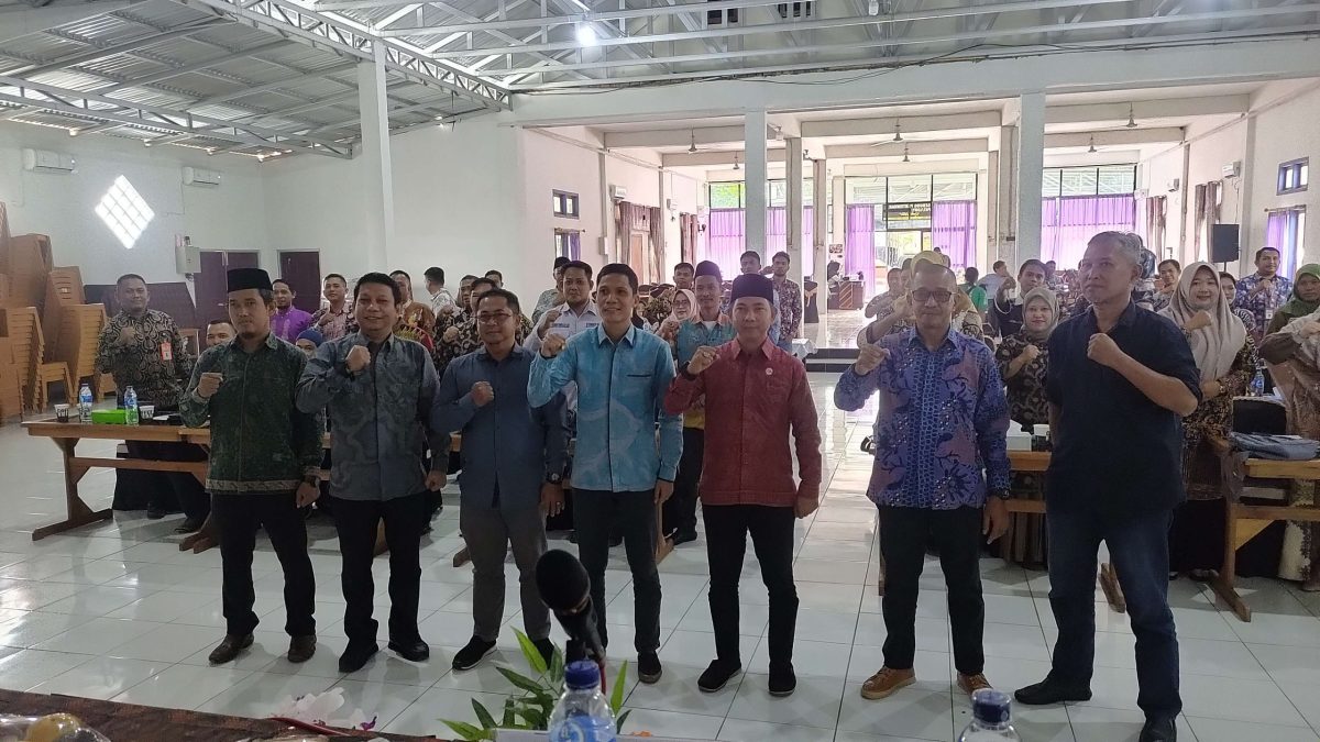Ketua Beserta Komisioner Bawaslu Tanjabtim saat Foto Bersama Panwaslu Kecamatan se-Kabupaten, Minggu (10/9/2023). Foto : bj