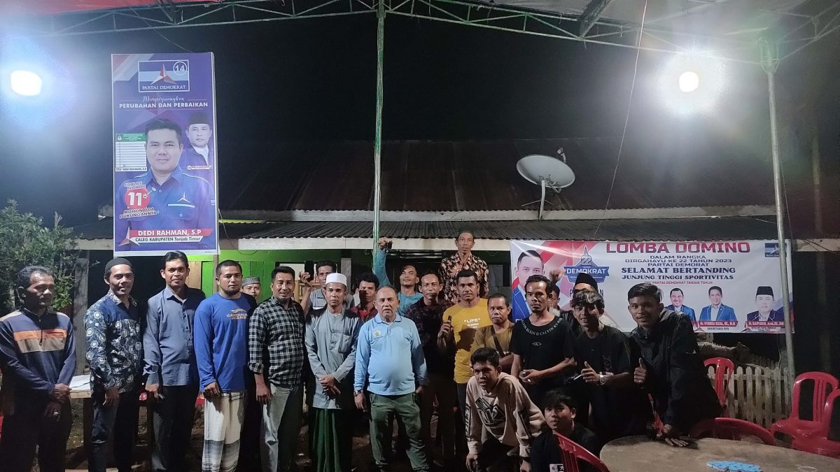 H. Saipudin Bersama Masyarakat Peserta Lomba Domino di HUT Partai Demokrat yang ke 22 Tahun, Senin (11/9/2023). Foto : bj