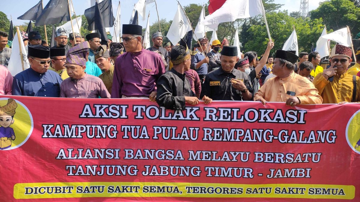 Massa Aliansi Pemuda Melayu Bersatu Kabupaten Tanjabtim saat Melakukan Aksi Solidaritas Tolak Relokasi Pulau Rempang Batam, Jum'at (15/9/2023). Foto : bj