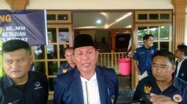 Wakil Bupati Tanjab Barat H. Hairan, SH Ketika Diwawancarai Wartawan Soal Pemeriksaan Polda Jambi usai Pelantikan Pengurus DPD Partai NasDem di Rivoli Hotel, Sabtu (30/9/23). FOTO : LT