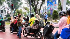 Pengurus PW IWO Jambi saat Bagikan Masker Kepada Masyarakat di Kota Jambi, Senin (2/10/2023). Foto : IWO