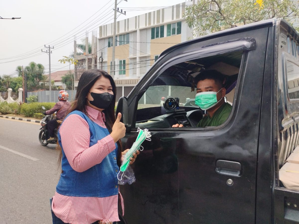 Pengurus IWO Jambi saat Membagikan Ribuan Masker Kepada Masyarakat, Selasa (3/10/23). Foto : IWO Jambi 