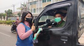 Pengurus IWO Jambi saat Membagikan Ribuan Masker Kepada Masyarakat, Selasa (3/10/23). Foto : IWO Jambi 