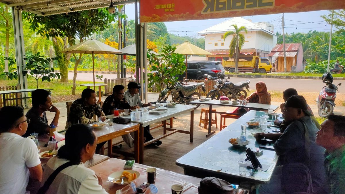 Calon Anggota DPR RI Hj. Ratu Munawaroh saat Diskusi Bersama Insan Pers di Tanjab Timur, Senin (9/10/2023). Foto : bj