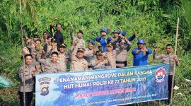 Kasubbid Penmas Kompol Mas Edy Mengikuti Penanaman Pohon Mangrove di Pelindo bersama Polres Tanjab Timur pinggiran Sungai Muara Sabak, Jum'at, (13/10/23). FOTO : HUMAS