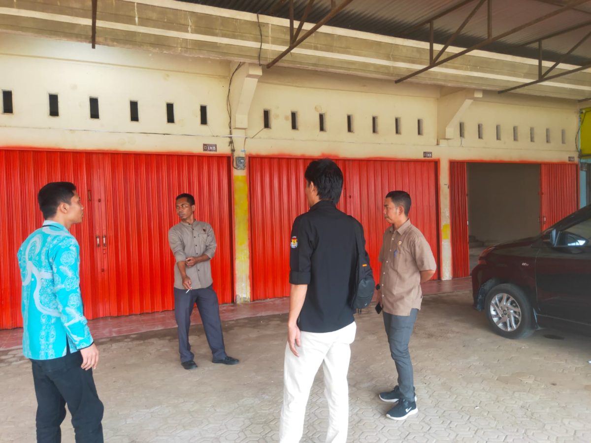 Ketua Bawaslu Tanjabtim Tarmuzi Beserta Komisioner Syakur Rahman Lakukan Pengawasan Kelayakan Gudang Logistik KPU di Talang Babat, Rabu (18/10/2023). Foto : bj
