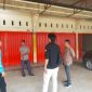 Ketua Bawaslu Tanjabtim Tarmuzi Beserta Komisioner Syakur Rahman Lakukan Pengawasan Kelayakan Gudang Logistik KPU di Talang Babat, Rabu (18/10/2023). Foto : bj