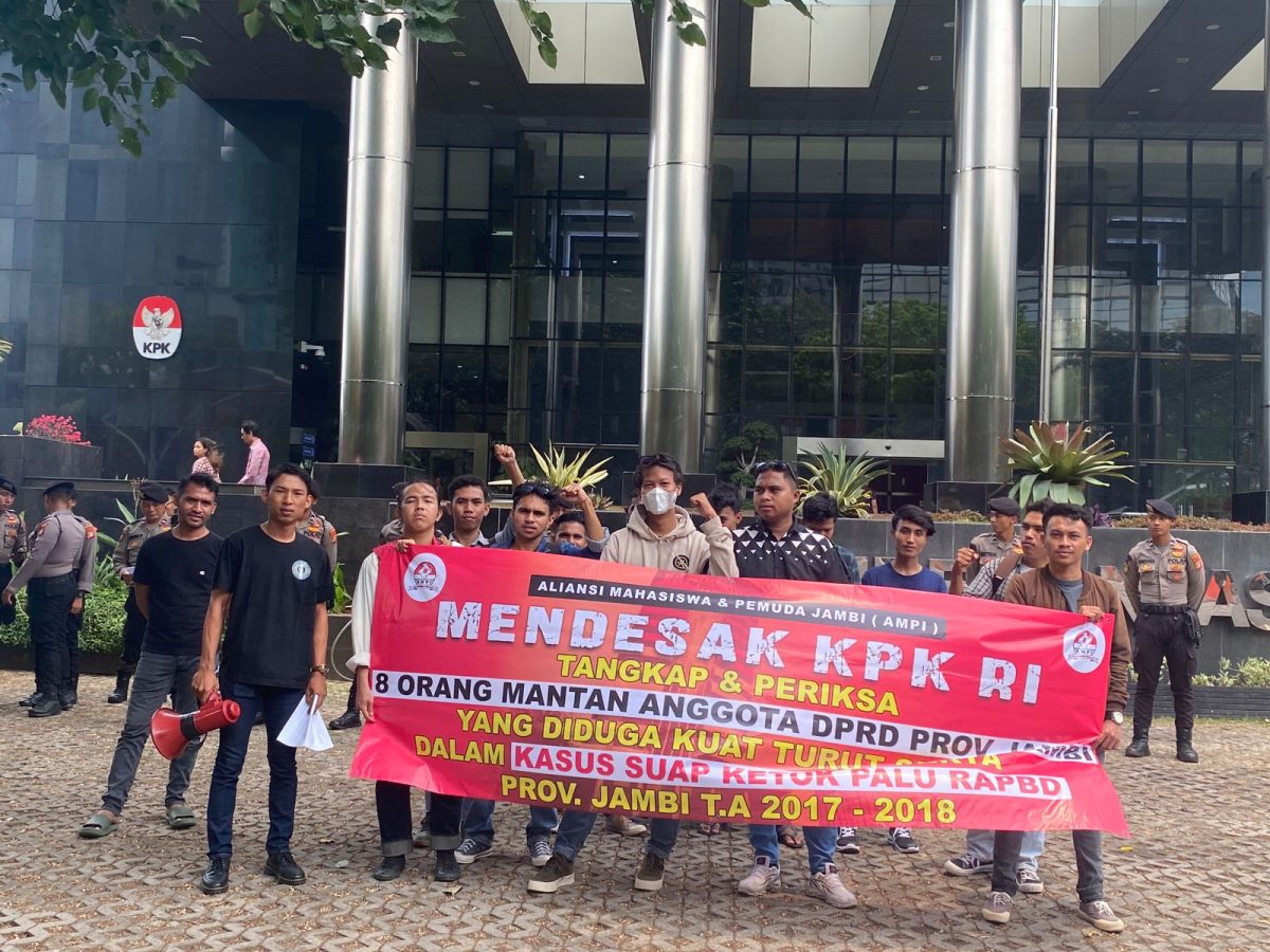 Aliansi Mahasiswa Pemuda Jambi (AMPI) saat Menggelar Aksi di Gedung KPK RI, Rabu (25/10/2023). 