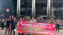 Aliansi Mahasiswa Pemuda Jambi (AMPI) saat Menggelar Aksi di Gedung KPK RI, Rabu (25/10/2023). 