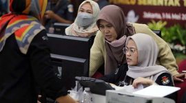 Petugas KPU Pusat melakukan verifikasi berkas pengajuan bakal calon legislatif (bacaleg) Pemilu 2024 di Kantor KPU Pusat, Jakarta, Minggu (14/5/2023). FOTO : FEDRIK TARIG (Fedrik Tarigan/ Jawa Pos)