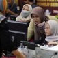 Petugas KPU Pusat melakukan verifikasi berkas pengajuan bakal calon legislatif (bacaleg) Pemilu 2024 di Kantor KPU Pusat, Jakarta, Minggu (14/5/2023). FOTO : FEDRIK TARIG (Fedrik Tarigan/ Jawa Pos)