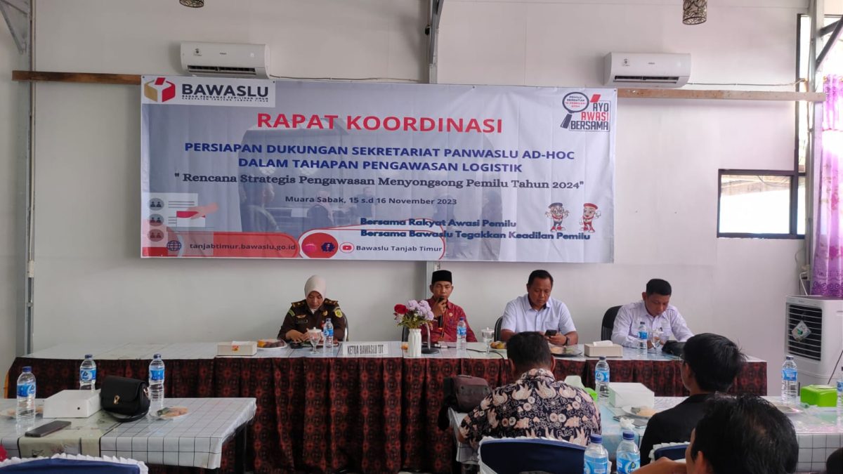 Ketua Bawaslu Tarmuzi, S.Pd.I saat Membuka Langsung Rakor Bersama Ketua Panwascam dan Kasek se-Kabupaten Tanjab Timur, Rabu (15/11/2023). Foto : bj
