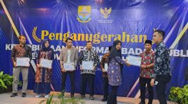 Ketua Bawaslu Tanjabtim saat Terima Anugerah Keterbukaan Informasi Publik yang Diberikan Komisi Informasi Provinsi Jambi, Rabu (15/11/2023). Foto : bj