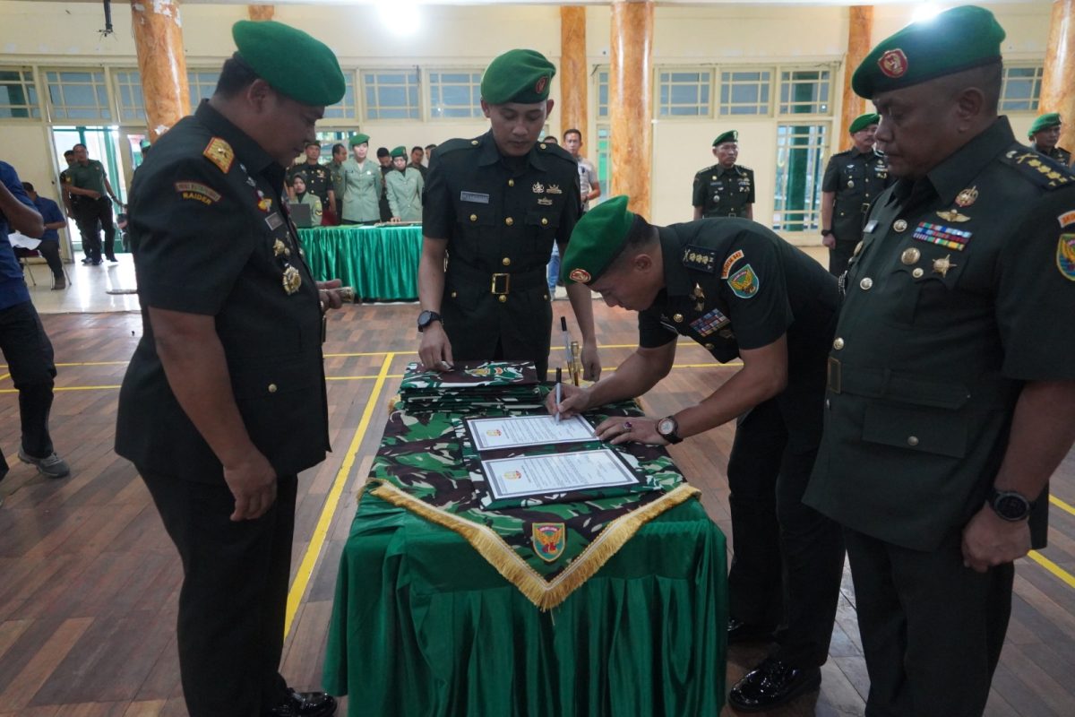 Danrem 042/Gapu Brigjen TNI Supriono S.IP, M.M Saat Pimpin Sertijab Tiga Dandim dan PJU Korem 042 Gapu Jambi di Balai Prajurit Korem 042/Gapu Rabu, (22/11/23). FOTO : PENREM