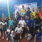 M. Saleh saat Foto Bersama Dengan Para Pemain Badminton di Desa Bukit Tempurung. Foto : bj