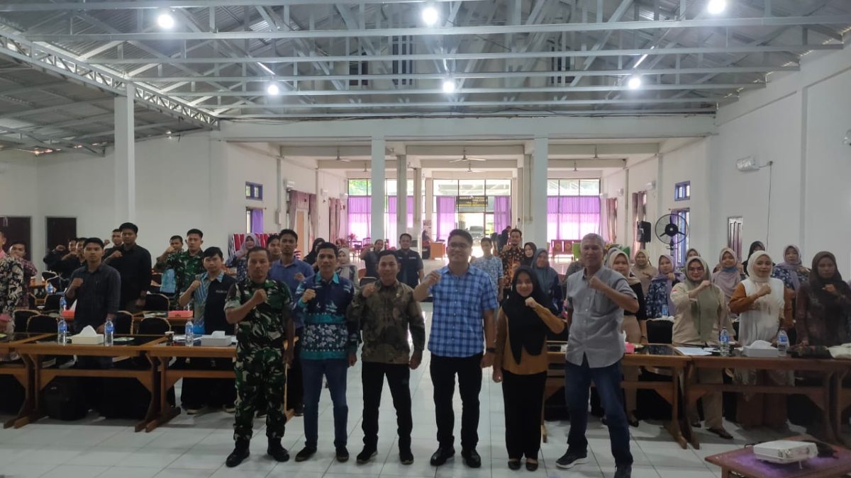 Ketua Bawaslu Tarmuzi saat Foto Bersama Anggota Panwascam se-Kabupaten Tanjab Timur, Minggu (10/12/2023). Foto : bj