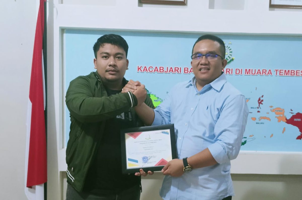 Pimred Media Online Gunawan Edo Wardo saat Menerima Piagam Penghargaan yang Diberikan Oleh Kacabjari Tembesi, Rabu (13/12/2023). Foto : bj