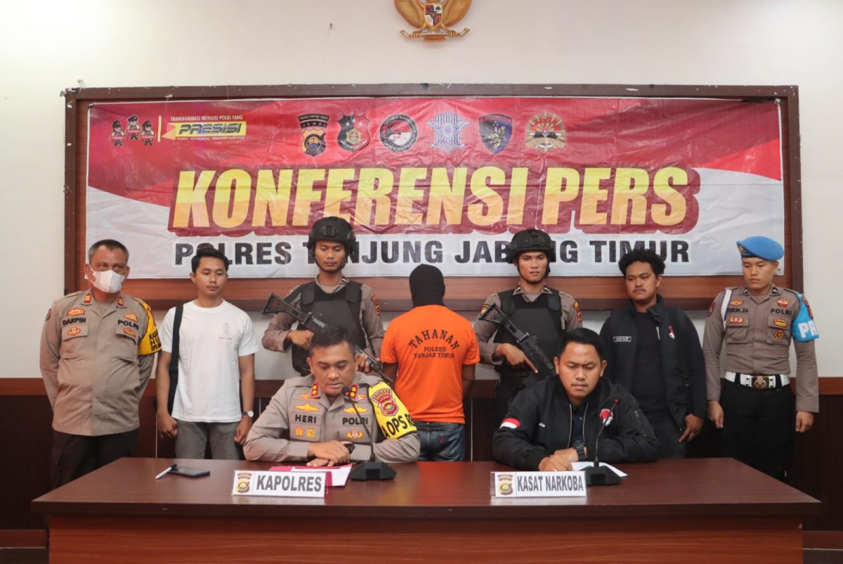 Kapolres Tanjung Jabung Timur AKBP Heri Supriawan, SIK, MH saat menggelar Pres Rilis di di Aula Sanika Satyawada Polres Tanjab Timur, Rabu (20/12/23). FOTO : HMS