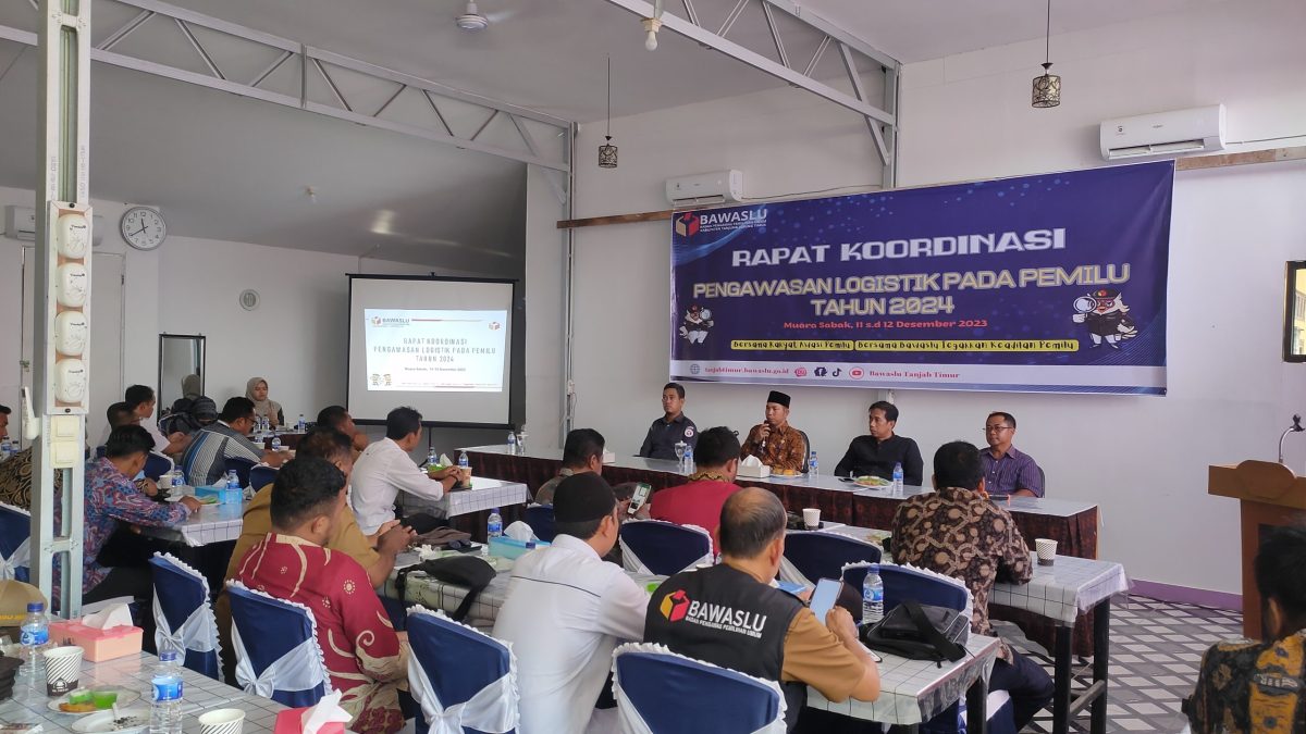 Ketua Bawaslu Tanjab Timur Tarmuzi, S.Pd.I saat Membuka Rakor Pengawasan Logistik di Hotel Ratu, Senin (11/12/2023). Foto : bj