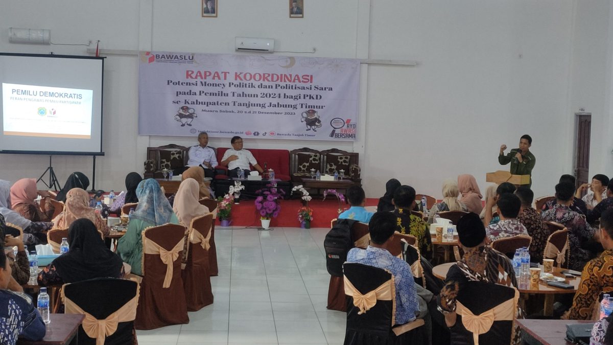 Kordiv P3S Bawaslu Tanjabtim Syakur Rahman, S.Pd saat Memberikan Sambutan Serta Membuka Langsung Kegiatan Rakor Bersama Panwascam dan PKD se-Kabupaten, Rabu (20/12/2023). Foto : bj