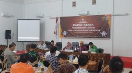 Ketua KPU Tanjabtim Hodijatul Qubro saat Membuka Rapat Kerja Pendistribusian Logistik di Hotel Ratu Talang Babat, Kamis (21/12/2023). Foto : bj
