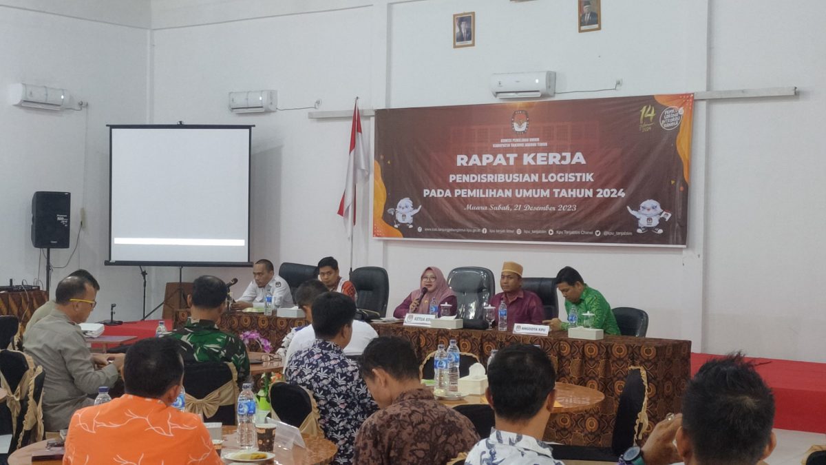 Ketua KPU Tanjabtim Hodijatul Qubro saat Membuka Rapat Kerja Pendistribusian Logistik di Hotel Ratu Talang Babat, Kamis (21/12/2023). Foto : bj