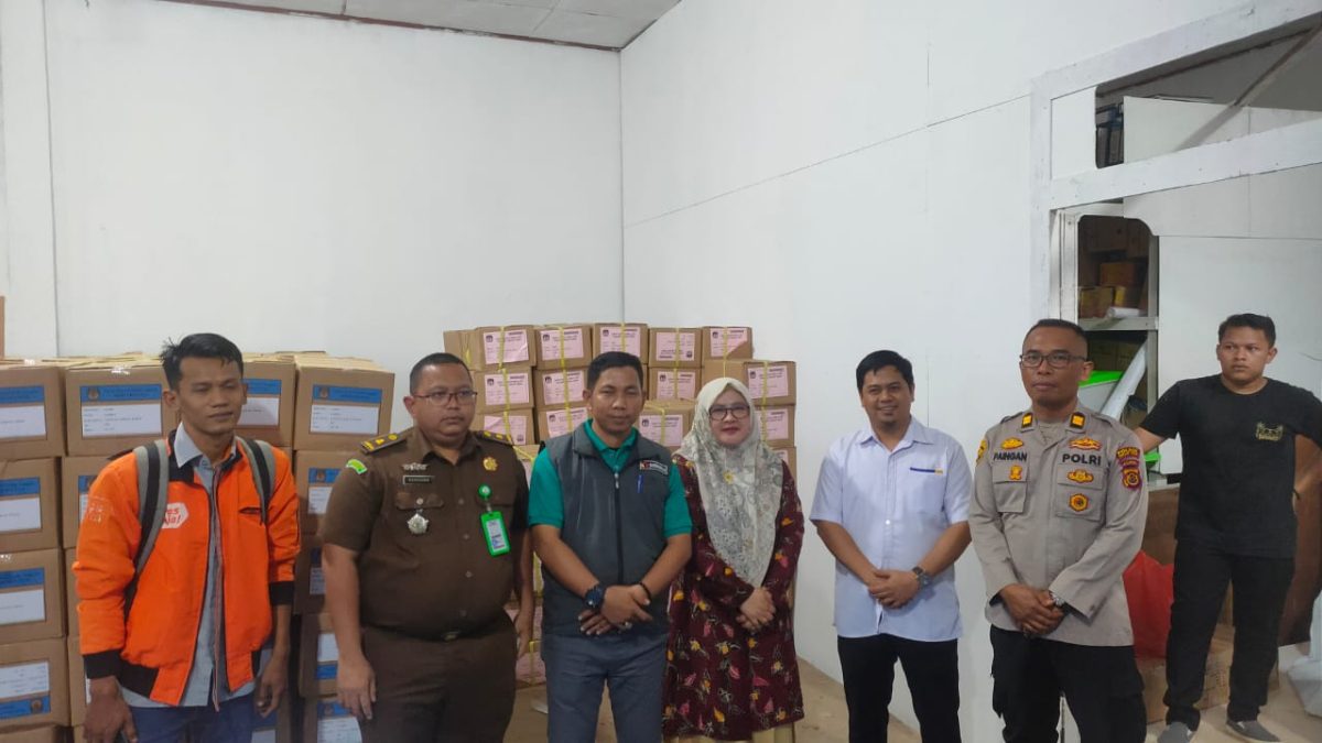 Ketua KPU dan Ketua Bawaslu Tanjabtim Bersama-sama Pihak Terkait Menyaksikan Kedatangan Logistik Digudang Penyimpanan KPU Tanjabtim, Senin (08/01/2023). FOTO : bj