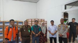 Ketua KPU dan Ketua Bawaslu Tanjabtim Bersama-sama Pihak Terkait Menyaksikan Kedatangan Logistik Digudang Penyimpanan KPU Tanjabtim, Senin (08/01/2023). FOTO : bj