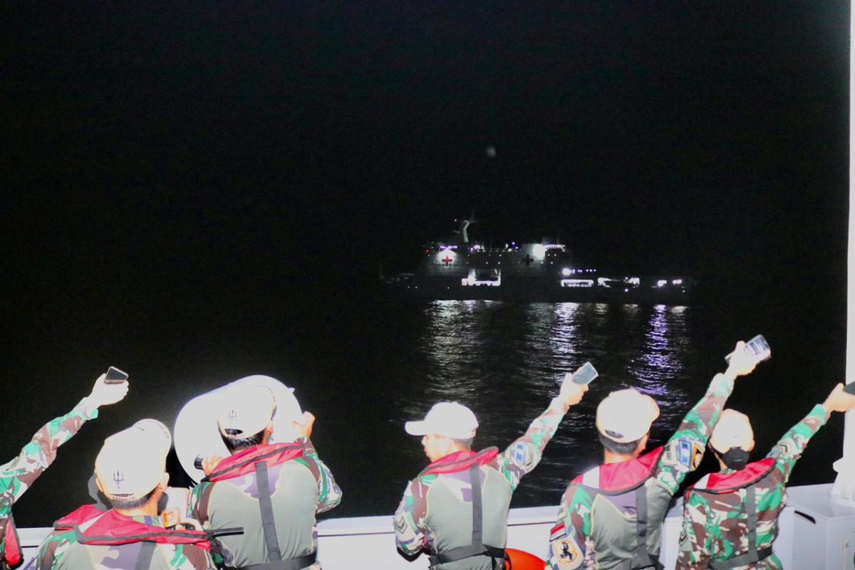Prajurit KRI Frans Kaisiepo-368 lambaikan Flash Handphone ke KRI dr. Radjiman Wedyodiningrat-992 di Samudera Hindia. FOTO : Dispenal