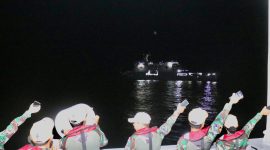 Prajurit KRI Frans Kaisiepo-368 lambaikan Flash Handphone ke KRI dr. Radjiman Wedyodiningrat-992 di Samudera Hindia. FOTO : Dispenal
