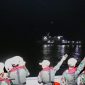 Prajurit KRI Frans Kaisiepo-368 lambaikan Flash Handphone ke KRI dr. Radjiman Wedyodiningrat-992 di Samudera Hindia. FOTO : Dispenal