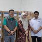 Ketua Bawaslu Tarmuzi saat Mengawasi Kedatangan Logistik Pemilu 2024 Digudang Penyimpanan Logistik KPU Tanjabtim, Senin (8/1/2024). Foto : bj 