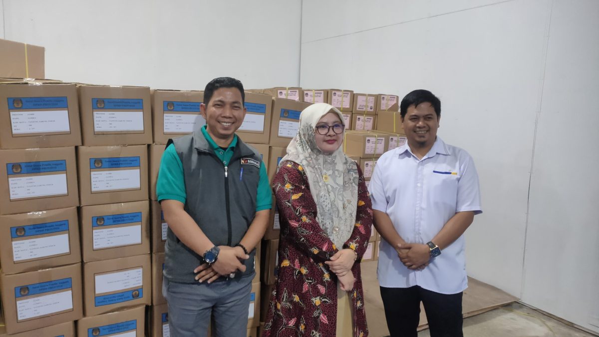 Ketua Bawaslu Tarmuzi saat Mengawasi Kedatangan Logistik Pemilu 2024 Digudang Penyimpanan Logistik KPU Tanjabtim, Senin (8/1/2024). Foto : bj 