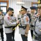 Kapolda Pimpin Upacara Sertijab Kapolres Tanjab Barat AKBP Agung Basuki, S.IK, MM dengan AKBP Padli, SH, S.IK, MH di lantai IV Mapolda Jambi, Senin (19/2/24). FOTO : HMS