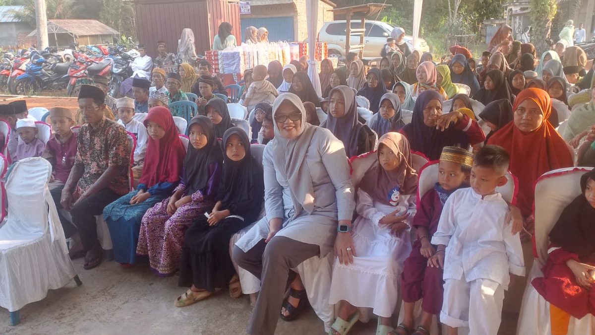 Dillah Hich saat Bersama  Ratusan Anak Yatim dan Warga di Muara Sabak Barat, Jum'at (22/3/2024). Foto : bj
