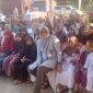 Dillah Hich saat Bersama  Ratusan Anak Yatim dan Warga di Muara Sabak Barat, Jum'at (22/3/2024). Foto : bj