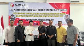 Ketua Bawaslu Tanjabtim, Tarmuzi saat Menyerahkan Piagam Penghargaan Kepada Panwascam Muara Sabak Barat, Minggu (31/3/2024). Foto : bj