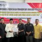 Ketua Bawaslu Tanjabtim, Tarmuzi saat Menyerahkan Piagam Penghargaan Kepada Panwascam Muara Sabak Barat, Minggu (31/3/2024). Foto : bj