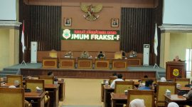 Pimpinan dan Anggota DPRD Tanjab Timur Menggelar Rapat Paripurna Pandangan Umum Fraksi-fraksi, Selasa (26/03/2024). Foto : bj