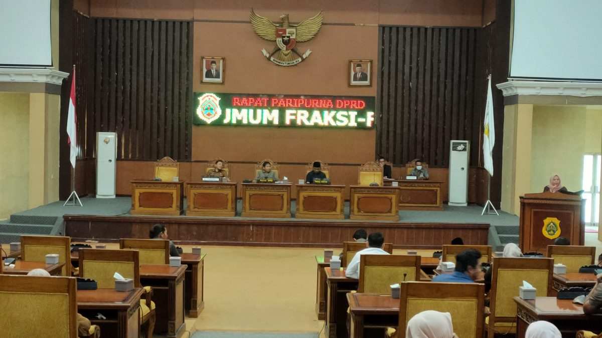 Pimpinan dan Anggota DPRD Tanjab Timur Menggelar Rapat Paripurna Pandangan Umum Fraksi-fraksi, Selasa (26/03/2024). Foto : bj