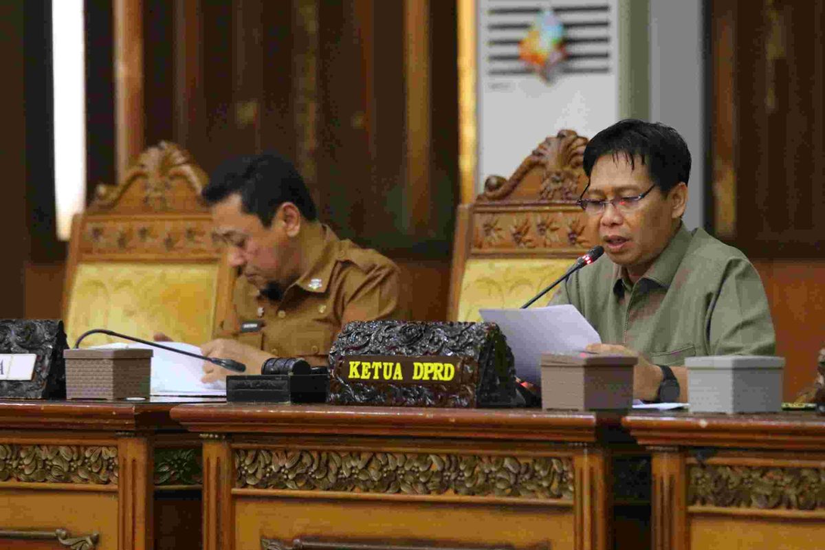 Ketua DPRD, Mahrup, SE saat Memimpin Rapat Paripurna Penyampaian LKPJ Bupati Tanjab Timur tahun 2023, Senin (25/03/2024). Foto : bj