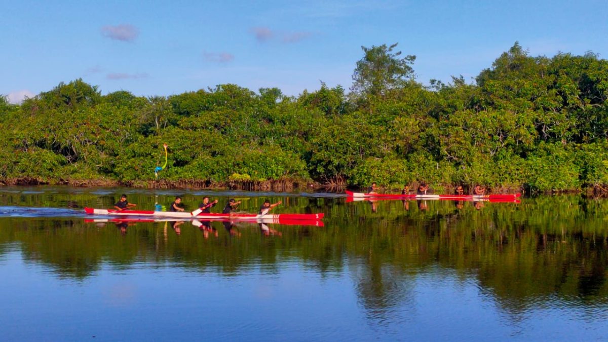 Tim Lomba Balap Perahu Tradisional di Kelurahan Teluk Dawan, Jum'at (12/04/2024). FOTO : bj