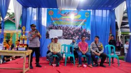 Kapolsek Muara Sabak Barat, IPDA Syapriwal, SE saat Menutup Lomba Balap Perahu Tradisional di Kelurahan Teluk Dawan, Minggu (14/4/2024). FOTO : bj