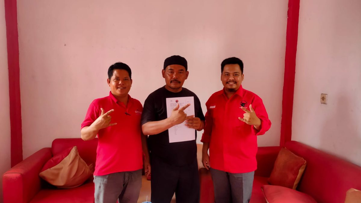 Kader Internal Dr. Wargo, M.Pd saat Mengambil Formulir Pendaftaran di Sekretariat DPC PDIP Tanjab Timur, Senin (22/04/2024). FOTO : bj